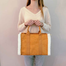 Carregar imagem no visualizador da galeria, Ellison and Young Luxe Plush Trim Tote Crossbody Bag
