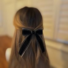 Carregar imagem no visualizador da galeria, Ellison and Young Pretty Edges Bow Hair Clip Set Of 2
