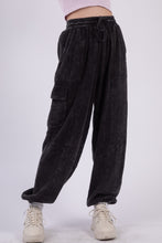 Cargar imagen en el visor de la galería, VERY J Black Washed Woven Gauze Jogger Pants
