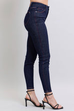 Carregar imagem no visualizador da galeria, Judy Blue Heart Shaped Pockets Blue Denim Skinny Jeans
