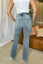 Cargar imagen en el visor de la galería, Judy Blue Mid Rise Blue Wash Denim Bootcut Jeans
