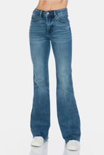 Carregar imagem no visualizador da galeria, Judy Blue Tummy Control Raw Hem Blue Wash Denim Flared Leg Jeans
