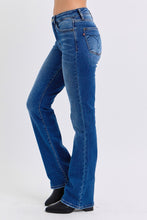 Cargar imagen en el visor de la galería, Judy Blue Mid Rise Blue Wash Denim Bootcut Jeans
