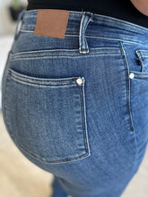 Cargar imagen en el visor de la galería, Judy Blue High Waist Distressed Blue Denim Skinny Jeans
