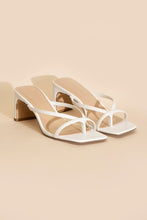 Carica l&#39;immagine nel visualizzatore di Gallery, GADGET-S Thong Mule Heels
