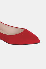 Cargar imagen en el visor de la galería, Forever Link Red Classic Pointy Toe Slip On Flat Loafers
