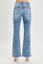 Carregar imagem no visualizador da galeria, RISEN High Waisted Distressed Blue Denim Flared Leg Jeans
