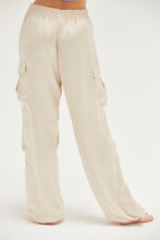 Carregar imagem no visualizador da galeria, HYFVE Approach Satin Drawstring Hem Cargo Pants
