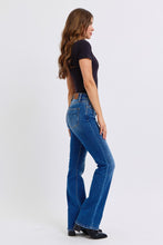 Cargar imagen en el visor de la galería, Judy Blue Mid Rise Blue Wash Denim Bootcut Jeans
