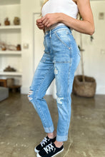 Carregar imagem no visualizador da galeria, Judy Blue Distressed Patch Pocket Straight Leg Blue Washed Denim Jeans
