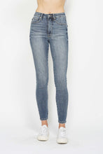 Ladda upp bild till gallerivisning, Judy Blue Tummy Control Contrast Wash Skinny Jeans
