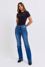 Cargar imagen en el visor de la galería, Judy Blue Mid Rise Blue Wash Denim Bootcut Jeans
