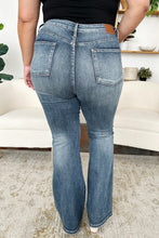 Ladda upp bild till gallerivisning, Judy Blue Tummy Control Blue Washed Denim Flared Leg Jeans
