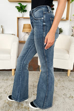 Ladda upp bild till gallerivisning, Judy Blue Tummy Control Blue Washed Denim Flared Leg Jeans
