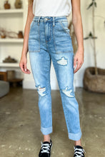 Carregar imagem no visualizador da galeria, Judy Blue Distressed Patch Pocket Straight Leg Blue Washed Denim Jeans
