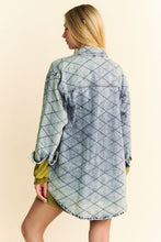 Cargar imagen en el visor de la galería, Davi &amp; Dani Diamond Quilted Blue Denim Shacket
