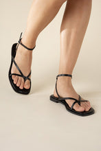 Load image into Gallery viewer, Top Moda Black Strappy Flat Sandals
