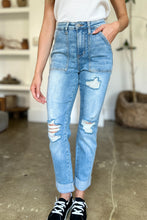 Carregar imagem no visualizador da galeria, Judy Blue Distressed Patch Pocket Straight Leg Blue Washed Denim Jeans
