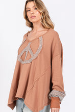 Загрузить изображение в средство просмотра галереи, SAGE + FIG Peace Sign Mineral Wash Terry Knit Top
