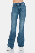 Carregar imagem no visualizador da galeria, Judy Blue Tummy Control Raw Hem Blue Wash Denim Flared Leg Jeans
