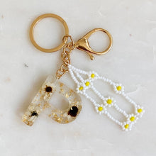 Cargar imagen en el visor de la galería, Baby Daisy Initial Key Chain
