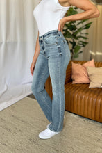 Cargar imagen en el visor de la galería, Judy Blue Mid Rise Blue Wash Denim Bootcut Jeans
