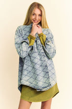 Cargar imagen en el visor de la galería, Davi &amp; Dani Diamond Quilted Blue Denim Shacket
