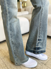 Cargar imagen en el visor de la galería, Judy Blue High Waist Flared Leg Blue Wash Denim Jeans
