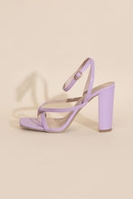 Carregar imagem no visualizador da galeria, NILE-5 Thong Strappy Heels
