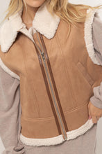 Carregar imagem no visualizador da galeria, HYFVE Fur-Contrast Zip Up Suede Vest
