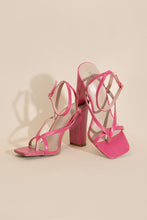 Carregar imagem no visualizador da galeria, NILE-5 Thong Strappy Heels
