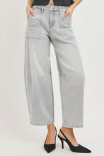 Carregar imagem no visualizador da galeria, RISEN Slouchy Cropped Barrel Gray Denim Jeans
