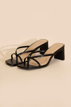 Carica l&#39;immagine nel visualizzatore di Gallery, GADGET-S Thong Mule Heels
