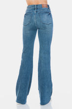 Carregar imagem no visualizador da galeria, Judy Blue Tummy Control Raw Hem Blue Wash Denim Flared Leg Jeans
