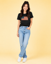 Carregar imagem no visualizador da galeria, American Flag Organic Cotton  T Shirt

