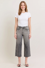 Carregar imagem no visualizador da galeria, Judy Blue Gray Wash Wide Leg Capri Denim Jeans

