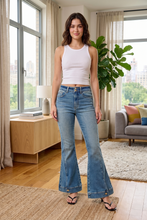 Carregar imagem no visualizador da galeria, Judy Blue High Waist Vintage Wash Flare Jeans
