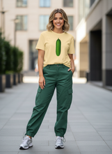 Cargar imagen en el visor de la galería, Cucumber Vegetable Minimalist Statement T-Shirt

