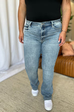 Cargar imagen en el visor de la galería, Judy Blue Mid Rise Blue Wash Denim Bootcut Jeans
