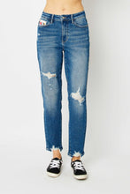 Carica l&#39;immagine nel visualizzatore di Gallery, Judy Blue Distressed Chewed Raw Hem Slim Blue Denim Jeans
