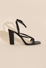 Carregar imagem no visualizador da galeria, NILE-5 Thong Strappy Heels
