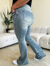 Cargar imagen en el visor de la galería, Judy Blue High Waist Flared Leg Blue Wash Denim Jeans
