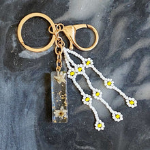 Cargar imagen en el visor de la galería, Baby Daisy Initial Key Chain
