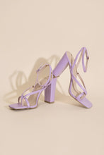 Carregar imagem no visualizador da galeria, NILE-5 Thong Strappy Heels
