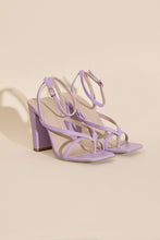 Carregar imagem no visualizador da galeria, NILE-5 Thong Strappy Heels
