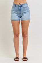 Carregar imagem no visualizador da galeria, Judy Blue High-Waisted Shorts with Cell Phone Back Pockets
