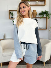 Cargar imagen en el visor de la galería, Double Take Color Block Contrast Drop Shoulder Loungewear Set
