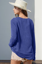 Carregar imagem no visualizador da galeria, Double Take Solid Color Notched Thumbhole Long Sleeve Top
