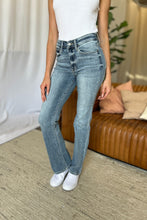 Cargar imagen en el visor de la galería, Judy Blue Mid Rise Blue Wash Denim Bootcut Jeans
