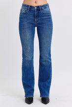 Cargar imagen en el visor de la galería, Judy Blue Mid Rise Blue Wash Denim Bootcut Jeans
